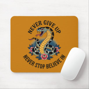 Fearless Spirit: Bold Snake en Rozen artwork Muismat