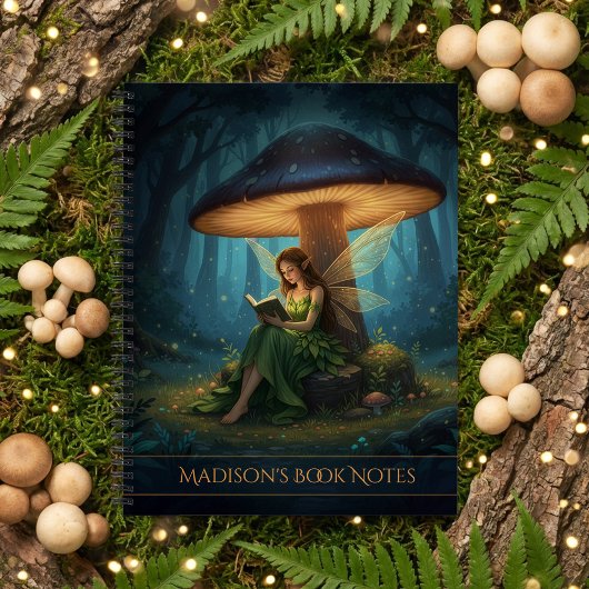Fée de Nuit Enchantée Lisant un Cahier de Notes