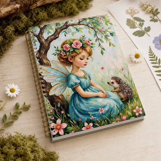 Fée Fantaisiste avec Hérisson dans un Jardin Encha