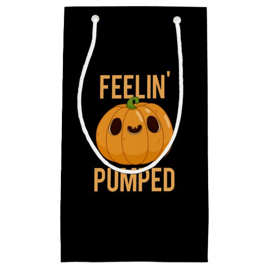 Feelin Pumped Funny Pumpkin Pun Dark BG Klein Cadeauzakje (Voorkant)