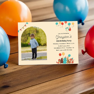 Feestdieren en boogvormige fotokinderverjaardag kaart