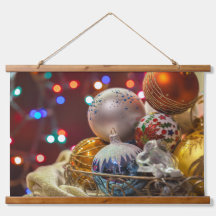 Feestelijk kerstversiering in mandje
