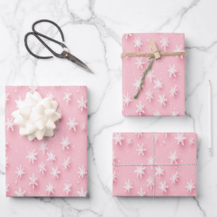Feestelijk roze inpakpapier met witte sneeuwvlokke vel