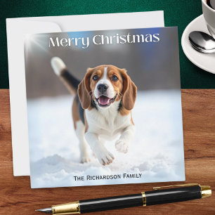 Feestelijke Beagle-hond in winter sneeuw Kerstmis Feestdagenkaart
