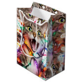 Feestelijke Cat Gift Bag met Holiday Lights Medium Cadeauzakje (Voorkant Gekanteld)