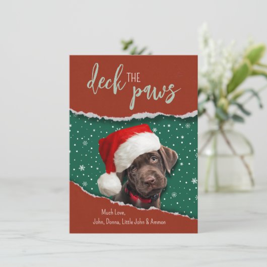 Feestelijke chocoladebruine labrador-kerstmanhoed  feestdagenkaart (Staand voorkant)