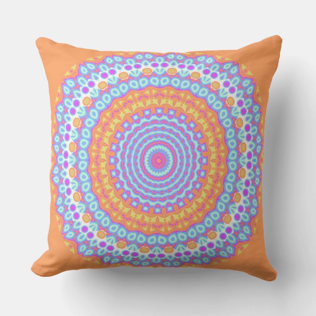 Feestelijke Oranje Roze Mandala Ontwerp 4 Buitenkussen (Voorkant)