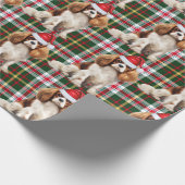 Feestelijke Plaid Cavalier Spaniel Santa Dog Kerst Cadeaupapier (Hoek)
