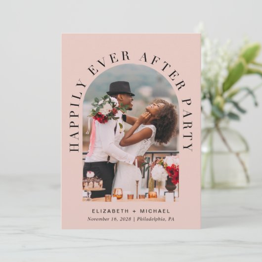 Feestelijke trouwfoto met boogvormige lijst in roz kaart (Staand voorkant)