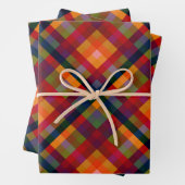 Feestelijke veelkleurige retro gespeelde verjaarda inpakpapier vel (In situ)