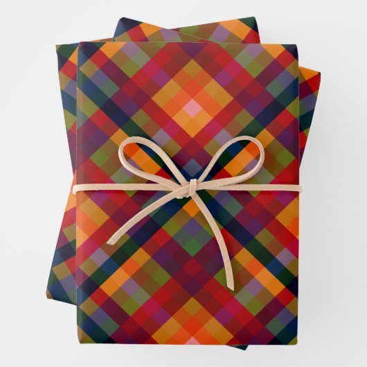 Feestelijke veelkleurige retro gespeelde verjaarda inpakpapier vel (In situ)