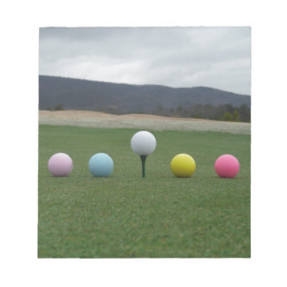 felgekleurde Golf Balls op een berg Notitieblok