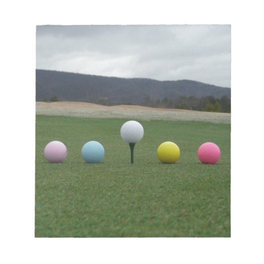 felgekleurde Golf Balls op een berg Notitieblok (Voorkant)