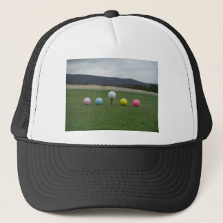 felgekleurde Golf Balls op een berg Trucker Pet