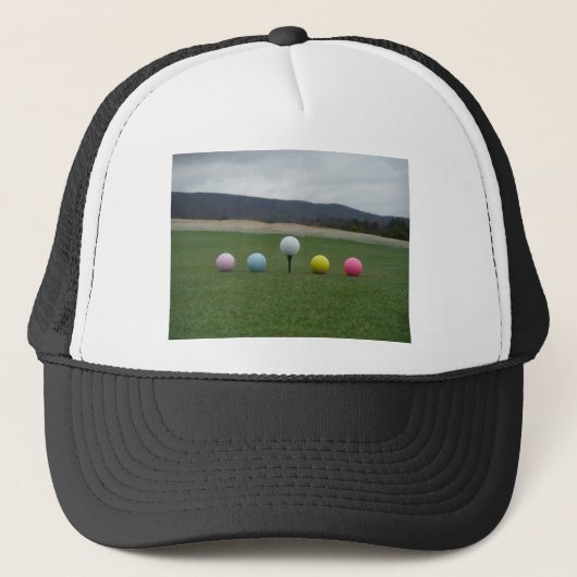 felgekleurde Golf Balls op een berg Trucker Pet (Voorkant)