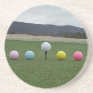 felgekleurde Golf Balls op een berg Zandsteen Onderzetter