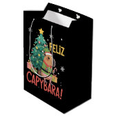Feliz Capybara Elf Xmas Christmas Tree  Medium Cadeauzakje (Achterkant Gekanteld)