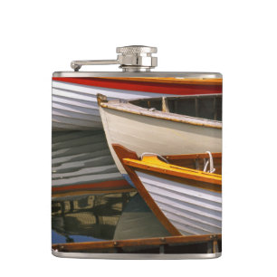 Felle gekleurde boten bij het Wooden Boat Center Heupfles