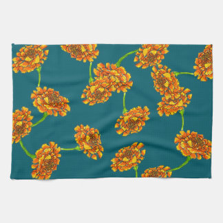 Felle oranje afrikaantjes op een turquoise keukend theedoek