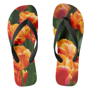 Felle oranje tulpen in het park teenslippers