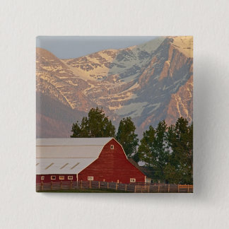 Felle rode schuur tegen de Mission Mountains in Vierkante Button 5,1 Cm