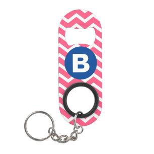 Felle roze en witte Chevron-patroonmonogram Mini Flessenopener