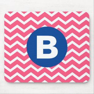 Felle roze en witte Chevron-patroonmonogram Muismat
