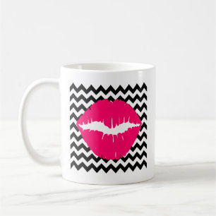 Felle roze lippen op zwart-wit zigzagpatroon koffiemok