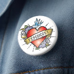 Féministe<br><div class="desc">Bouton féministe - Ce bouton ultra-cool de pinback dispose d'un coeur de tatouage réaliste avec une bannière de style vintage et le mot Feminist. Une idée cadeau géniale pour les jeunes femmes qui trouvent leur chemin. Style up, saisir la journée et montrer qui est en charge avec ce bouton féministe...</div>