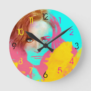 Femme abstraite colorée de bruit, horloge ronde
