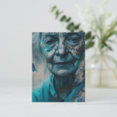 Femme Âgée Avec Papillons Bleus Carte Postale (Debout devant)