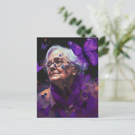 Femme Âgée Avec Papillons Carte Postale (Debout devant)