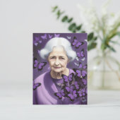 Femme Âgée Avec Papillons Violets Carte Postale (Debout devant)