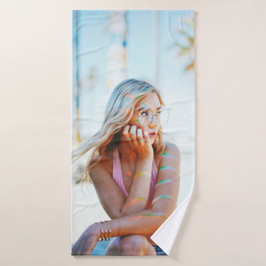 Femme agitant ses cheveux par le vent (Serviette de bain)