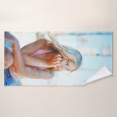 Femme agitant ses cheveux par le vent (Serviette de bain)