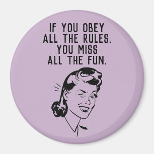 Femme aimant qui brise les règles rétro