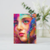 Femme colorée recouverte d'une carte postale de pe (Debout devant)