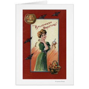 Femme dans la robe verte épluchant Apple