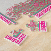 Femme dans le puzzle rose (Côté)