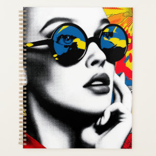 Femme d'art pop avec lunettes de soleil