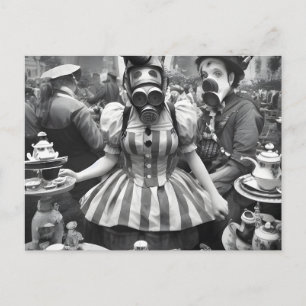 Femme de Masque à gaz à la carte postale Tea Party
