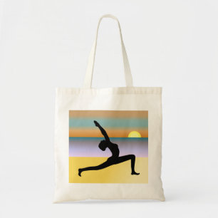 Femme de yoga de plage posant le sac fourre-tout