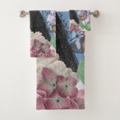 Femme élégante bleue Robe florale fantaisie  (En situation)