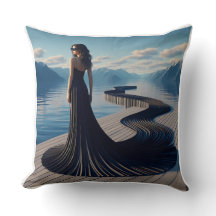 Femme Élégante en Robe Noire Coussin