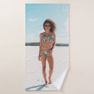 Femme en bikini debout sur le sable