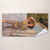 Femme en bikini jaune debout sur le flo de brique  (Serviette de bain)