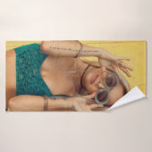 Femme en bralette bleue tenant des lunettes de sol (Serviette de bain)