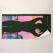 Femme en débardeur noir et pantalon debout sur le  (Serviette de bain)