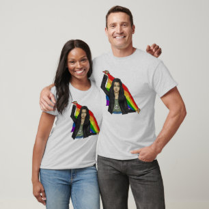 Femme en T-shirt Peace avec un drapeau arc-en-ciel