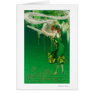 Femme en vert tenant une scène de tuyau